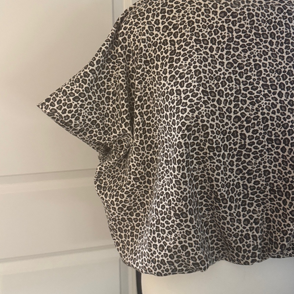 The GREII ladies, leopard print crewneck flowy sleeves, medium NWT - Picture 14 of 14